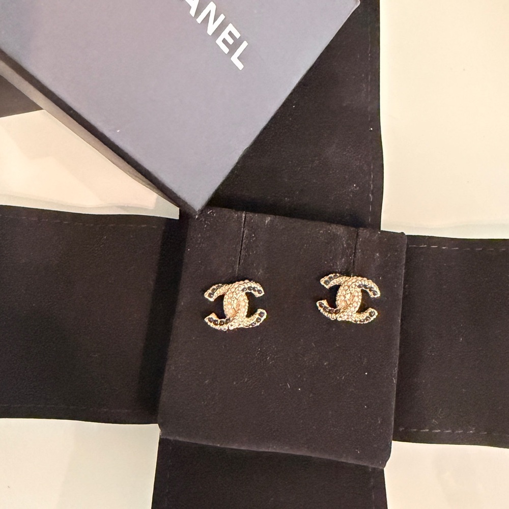 Chanel Gold and Black CC pearl Stud Earrings - Picture 5 of 5